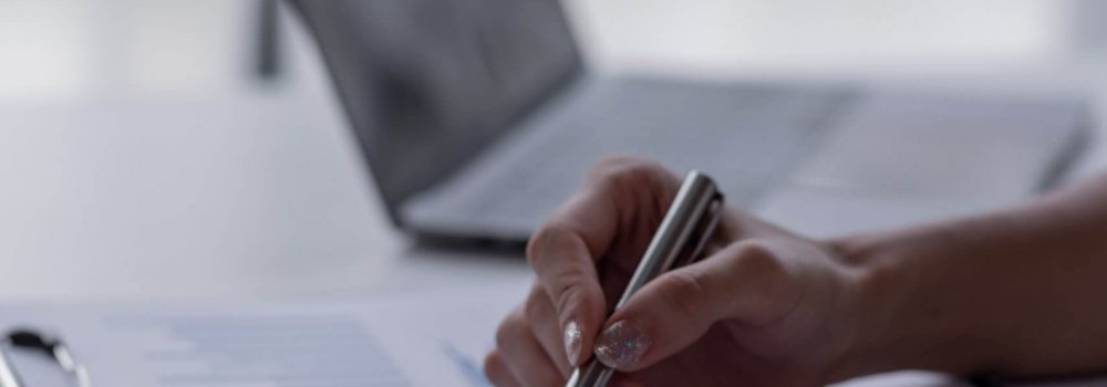 Close,Up,Of,Businesswoman,Accounting,Using,Calculating,Income-expenditure,And,Analyzing