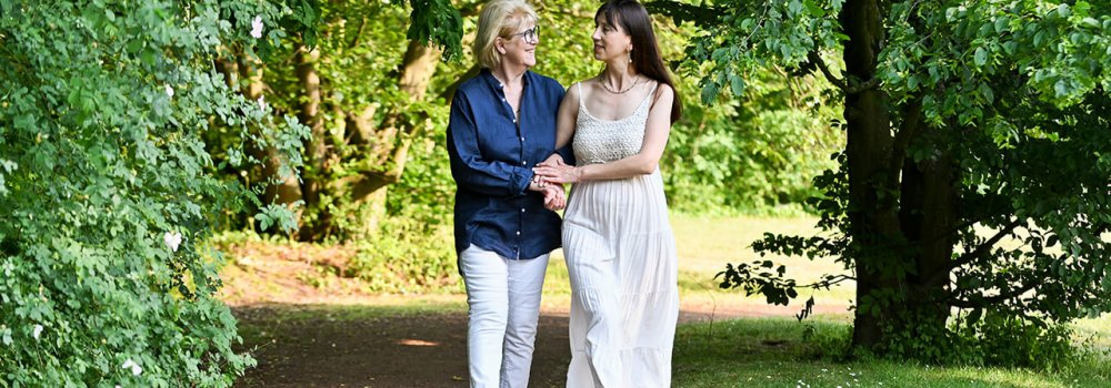 Zwei_Frauen_im_Gespraech_laufend_DSC_7668